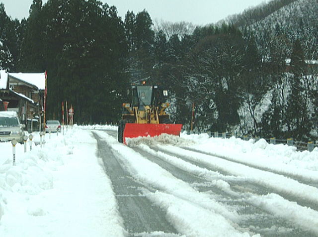 山沿いは雪模様