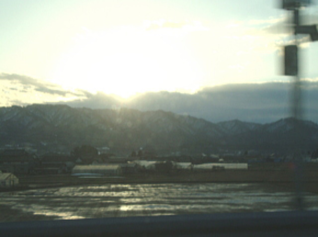 冬の夕暮れ車窓風景