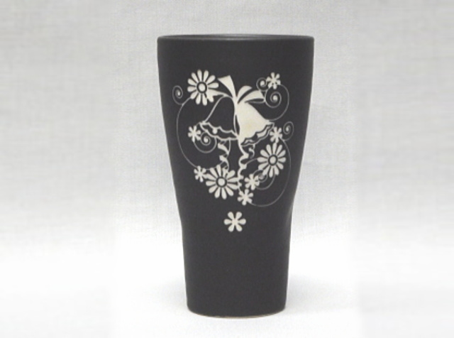 ベルと花彫刻陶磁器タンブラー・正面